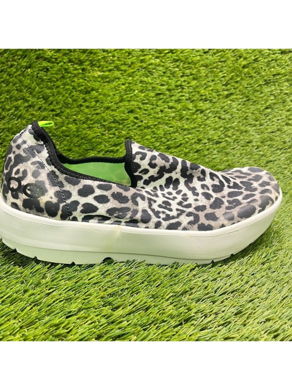 Oofos OOmg Eezee Leopard Print Womens Size 11 Black White Casual Slip On Shoes